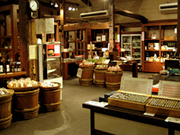 広い店内には地酒やお土産品が並びます。